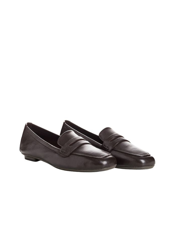 Paire de Mocassins pour femme en cuir lisse marron avec coutures apparentes et silhouette sobre, modèle Hema de la marque REQINS