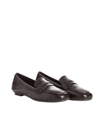 Paire de Mocassins pour femme en cuir lisse marron avec coutures apparentes et silhouette sobre, modèle Hema de la marque REQINS