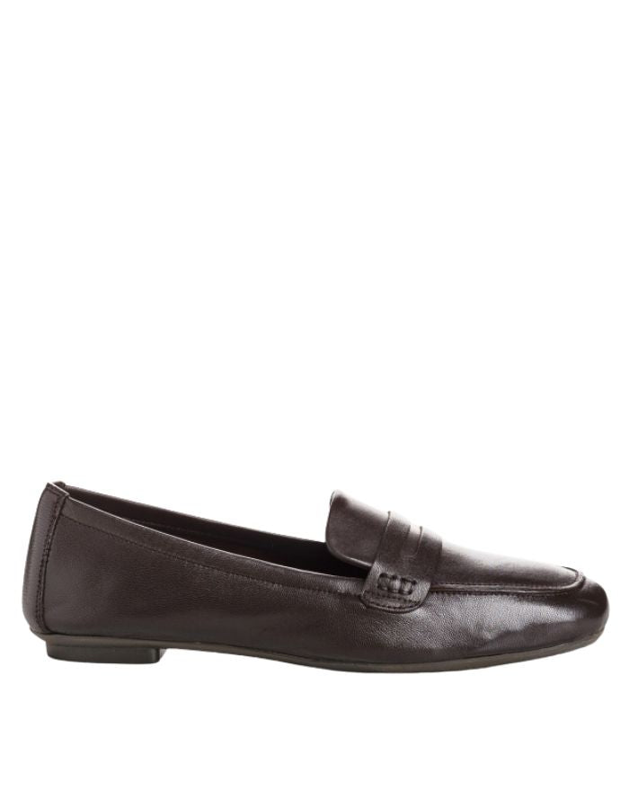 mocassins Hema en cuir lisse marron de REQINS. Chic parisien, coupe confortable adaptée à tous les pieds, élégance intemporelle et cuir de qualité.