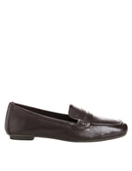 mocassins Hema en cuir lisse marron de REQINS. Chic parisien, coupe confortable adaptée à tous les pieds, élégance intemporelle et cuir de qualité.