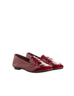 Paire de Mocassins pour femme en cuir vernis brillant couleur rouge cerise avec silhouette épurée et talon plat, modèle Hema de la marque REQINS