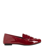 Mocassins pour femme en cuir vernis brillant couleur rouge cerise avec silhouette épurée et talon plat, modèle Hema de la marque REQINS
