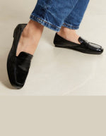 Silhouette avec les Mocassins hema vernis noir cuir brillant plat bout carre reqins
