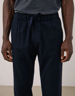 Ceinture du Pantalon droit en flanelle de laine recyclée bleu marine pour homme avec ceinture élastiquée à cordon de serrage, modèle Joggy de la marque Hartford.