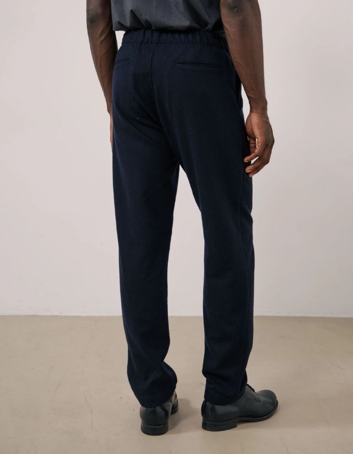 Dos du Pantalon droit en flanelle de laine recyclée bleu marine pour homme avec ceinture élastiquée à cordon de serrage, modèle Joggy de la marque Hartford.