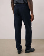 Dos du Pantalon droit en flanelle de laine recyclée bleu marine pour homme avec ceinture élastiquée à cordon de serrage, modèle Joggy de la marque Hartford.