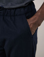 Poche du Pantalon droit en flanelle de laine recyclée bleu marine pour homme avec ceinture élastiquée à cordon de serrage, modèle Joggy de la marque Hartford.