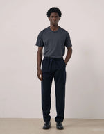 Silhouette avec le Pantalon droit en flanelle de laine recyclée bleu marine pour homme avec ceinture élastiquée à cordon de serrage, modèle Joggy de la marque Hartford.