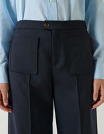 Ceinture du Pantalon droit légèrement évasé pour femme en lainage bleu marine navy longueur 7/8e avec poches plaquées et pli marqué, modèle Harry de la marque Soeur.