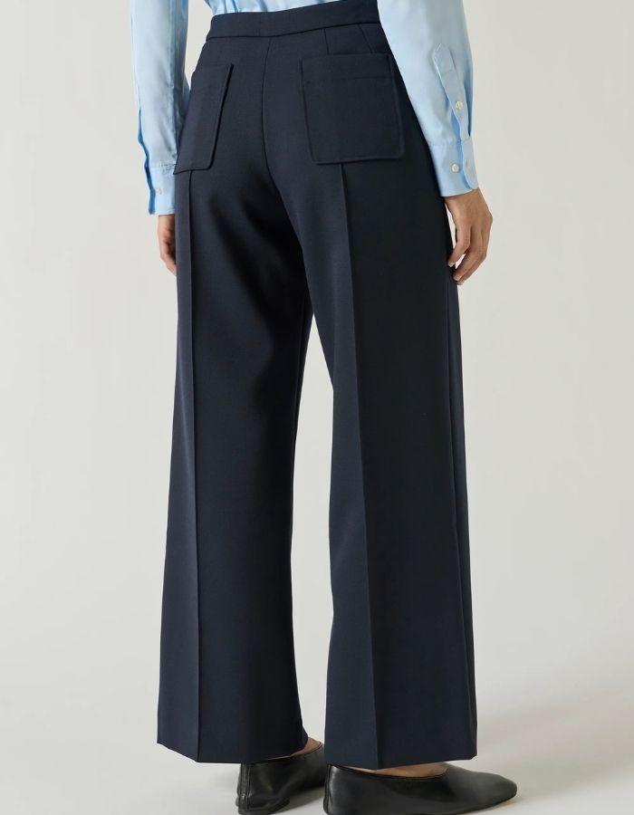 Dos du Pantalon droit légèrement évasé pour femme en lainage bleu marine navy longueur 7/8e avec poches plaquées et pli marqué, modèle Harry de la marque Soeur.