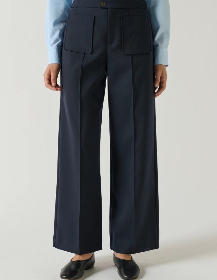 Vue de face du Pantalon droit légèrement évasé pour femme en lainage bleu marine navy longueur 7/8e avec poches plaquées et pli marqué, modèle Harry de la marque Soeur.