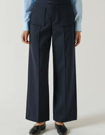 Vue de face du Pantalon droit légèrement évasé pour femme en lainage bleu marine navy longueur 7/8e avec poches plaquées et pli marqué, modèle Harry de la marque Soeur.