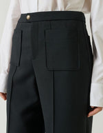 Ceinture du Pantalon droit légèrement évasé pour femme en lainage noir longueur 7/8e avec poches plaquées et pli marqué, modèle Harry de la marque Soeur.