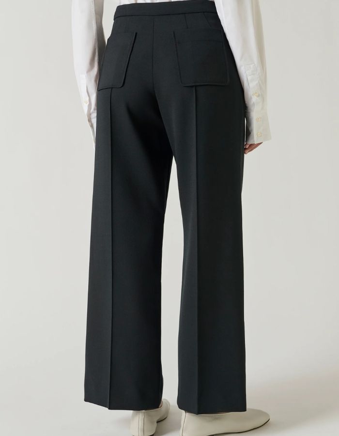 Dos du Pantalon droit légèrement évasé pour femme en lainage noir longueur 7/8e avec poches plaquées et pli marqué, modèle Harry de la marque Soeur.