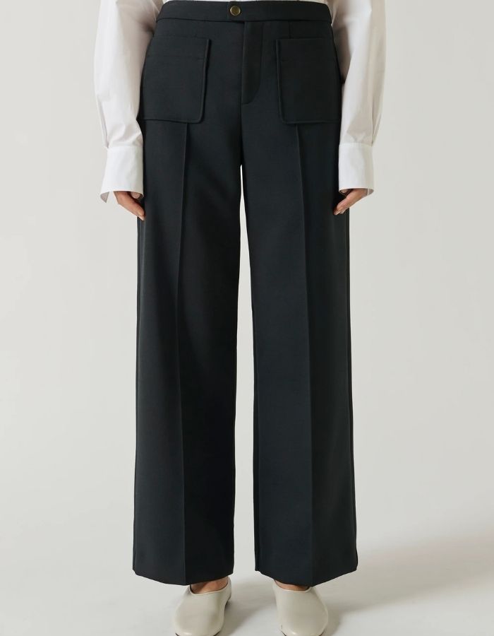 Vue de face du Pantalon droit légèrement évasé pour femme en lainage noir longueur 7/8e avec poches plaquées et pli marqué, modèle Harry de la marque Soeur.