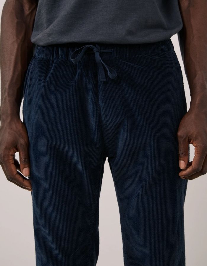 Ceinture du Pantalon droit pour homme en velours côtelé seersucker bleu marine 100% coton avec ceinture élastiquée à cordon de serrage, modèle Joggy de la marque Hartford.