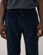 Ceinture du Pantalon droit pour homme en velours côtelé seersucker bleu marine 100% coton avec ceinture élastiquée à cordon de serrage, modèle Joggy de la marque Hartford.