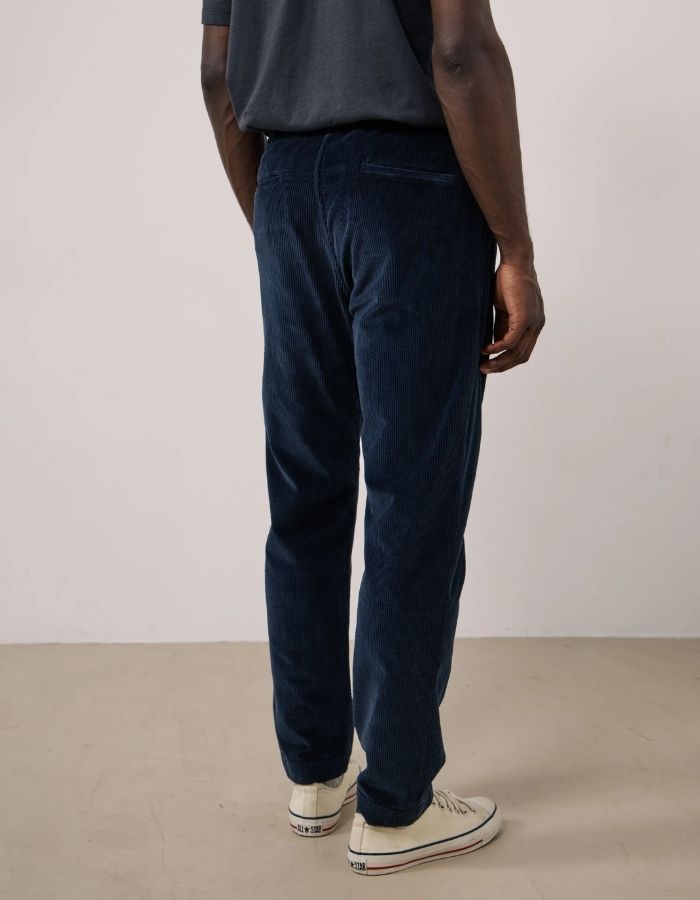 Dos du Pantalon droit pour homme en velours côtelé seersucker bleu marine 100% coton avec ceinture élastiquée à cordon de serrage, modèle Joggy de la marque Hartford.
