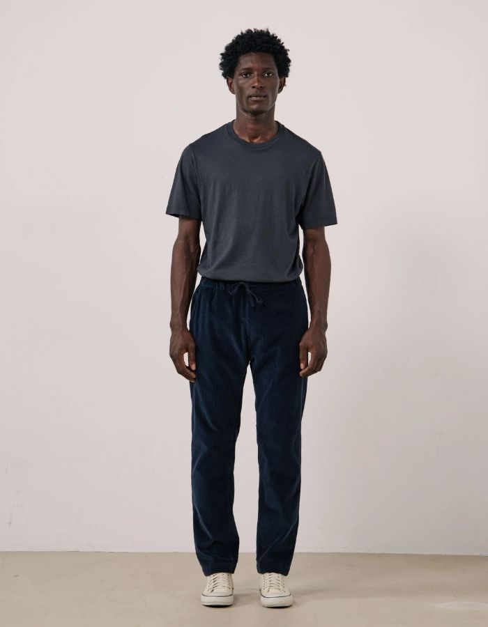 Vue de face du Pantalon droit pour homme en velours côtelé seersucker bleu marine 100% coton avec ceinture élastiquée à cordon de serrage, modèle Joggy de la marque Hartford.