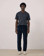 Vue de face du Pantalon droit pour homme en velours côtelé seersucker bleu marine 100% coton avec ceinture élastiquée à cordon de serrage, modèle Joggy de la marque Hartford.