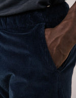 Poche du Pantalon droit pour homme en velours côtelé seersucker bleu marine 100% coton avec ceinture élastiquée à cordon de serrage, modèle Joggy de la marque Hartford.