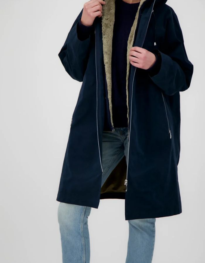 Intérieur de la Parka longue déperlante bleu encre pour femme avec capuche et gilet intérieur amovible en fausse fourrure, modèle Elise Cor de la marque Prêt Pour Partir.