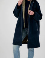 Intérieur de la Parka longue déperlante bleu encre pour femme avec capuche et gilet intérieur amovible en fausse fourrure, modèle Elise Cor de la marque Prêt Pour Partir.