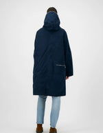 Dos de la Parka longue déperlante bleu encre pour femme avec capuche et gilet intérieur amovible en fausse fourrure, modèle Elise Cor de la marque Prêt Pour Partir.