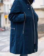 Poche de la Parka longue déperlante bleu encre pour femme avec capuche et gilet intérieur amovible en fausse fourrure, modèle Elise Cor de la marque Prêt Pour Partir.