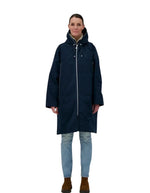 Parka longue déperlante bleu encre pour femme avec capuche et gilet intérieur amovible en fausse fourrure, modèle Elise Cor de la marque Prêt Pour Partir.