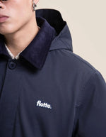 Col de la Parka imperméable et respirante mixte couleur bleu indigo avec capuche enveloppante et col à rabat, modèle Reuilly de la marque Flotte