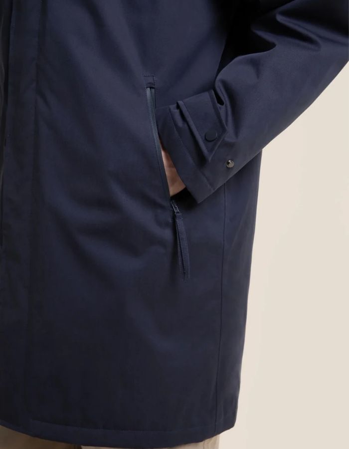 Poche de la Parka imperméable et respirante mixte couleur bleu indigo avec capuche enveloppante et col à rabat, modèle Reuilly de la marque Flotte