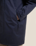 Poche de la Parka imperméable et respirante mixte couleur bleu indigo avec capuche enveloppante et col à rabat, modèle Reuilly de la marque Flotte