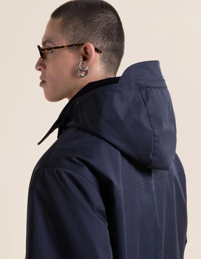 Capuche de la Parka imperméable et respirante mixte couleur bleu indigo avec capuche enveloppante et col à rabat, modèle Reuilly de la marque Flotte