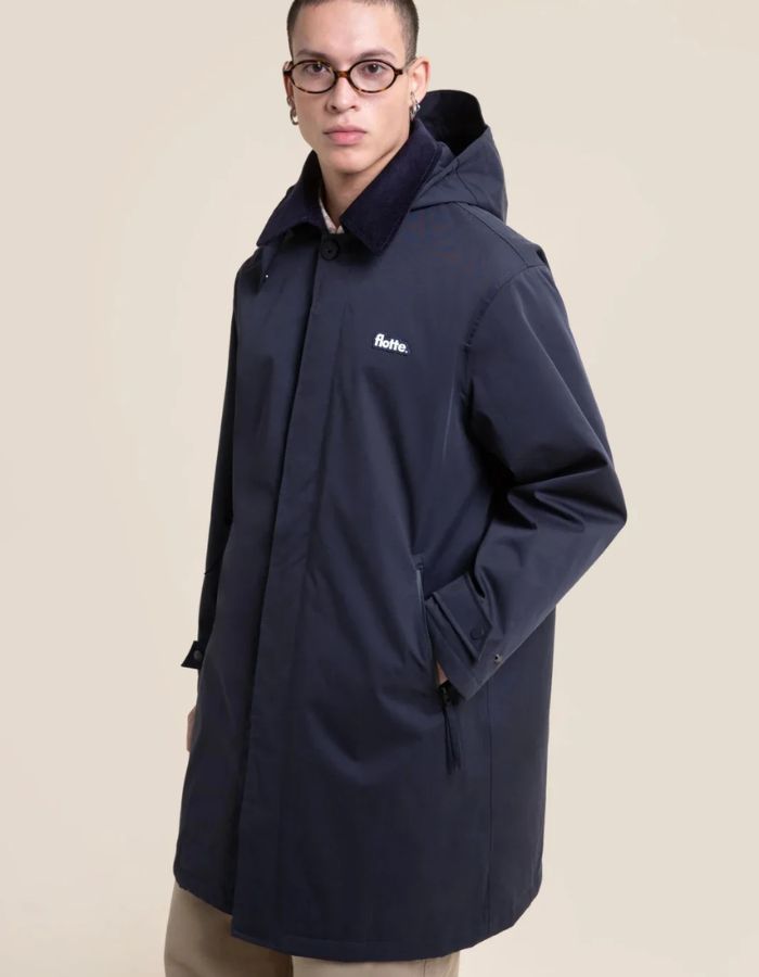Profil de la Parka imperméable et respirante mixte couleur bleu indigo avec capuche enveloppante et col à rabat, modèle Reuilly de la marque Flotte