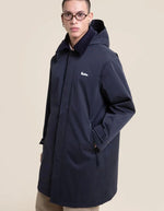 Profil de la Parka imperméable et respirante mixte couleur bleu indigo avec capuche enveloppante et col à rabat, modèle Reuilly de la marque Flotte
