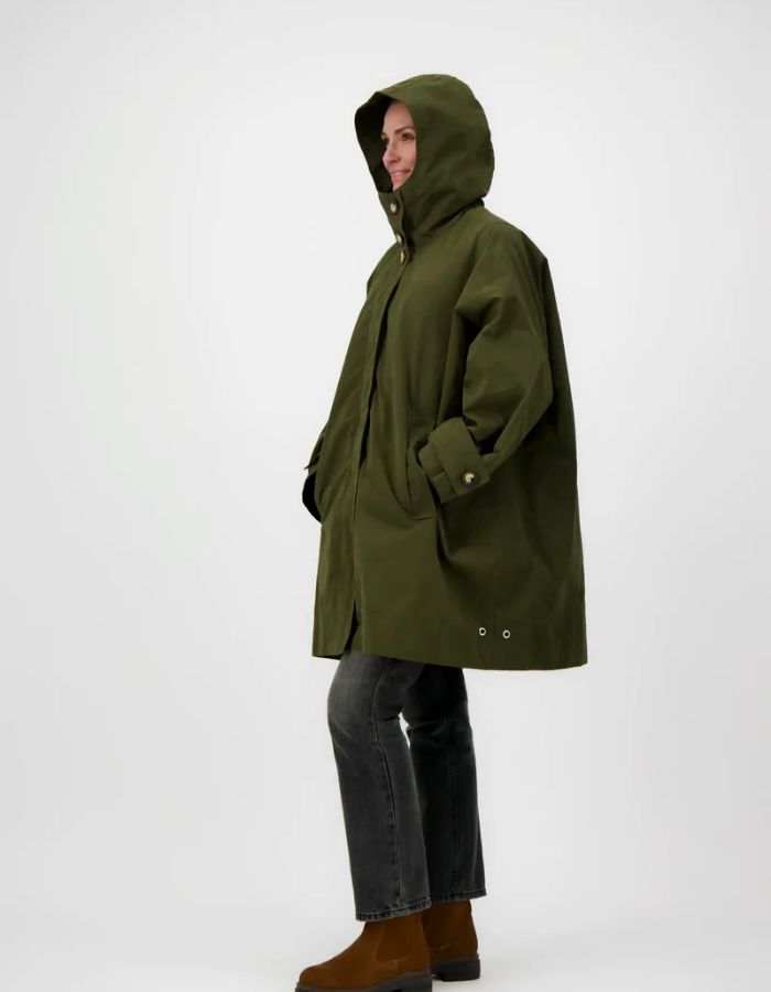 Capuche de la Parka oversize déperlante couleur kaki pour femme avec capuche et doublure ouatinée amovible, modèle Orage Cor de la marque Prêt Pour Partir.