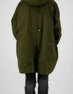Dos de la Parka oversize déperlante couleur kaki pour femme avec capuche et doublure ouatinée amovible, modèle Orage Cor de la marque Prêt Pour Partir.