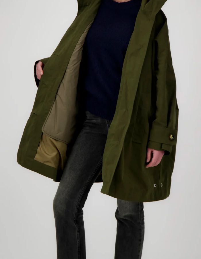 Doublure de la Parka oversize déperlante couleur kaki pour femme avec capuche et doublure ouatinée amovible, modèle Orage Cor de la marque Prêt Pour Partir.