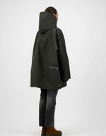 Profil de la Parka courte oversize pour femme en coton déperlant à carreaux marron avec capuche, modèle Paola Sco couleur Check Brown de la marque Prêt Pour Partir.