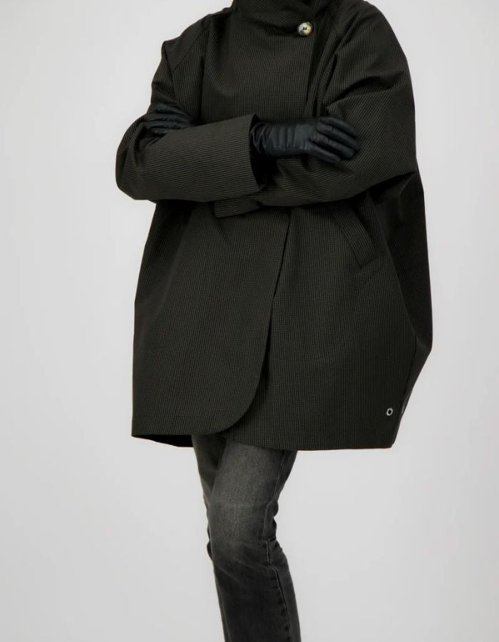 Vue de face de la Parka courte oversize pour femme en coton déperlant à carreaux marron avec capuche, modèle Paola Sco couleur Check Brown de la marque Prêt Pour Partir.