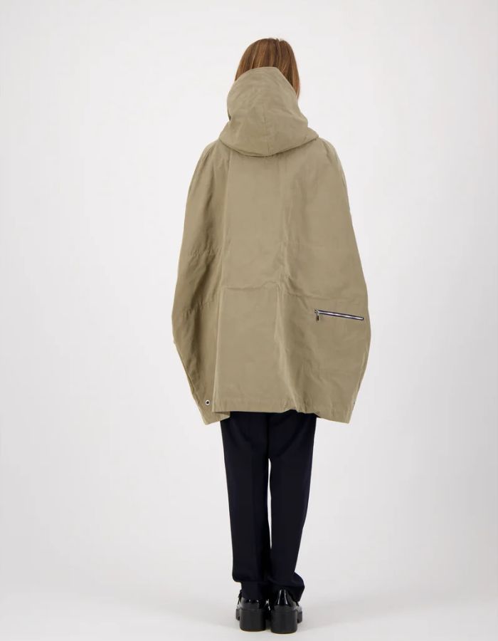 Dos de la Parka courte oversize pour femme en coton imperméable couleur taupe avec capuche, modèle Paola de la marque Prêt Pour Partir.