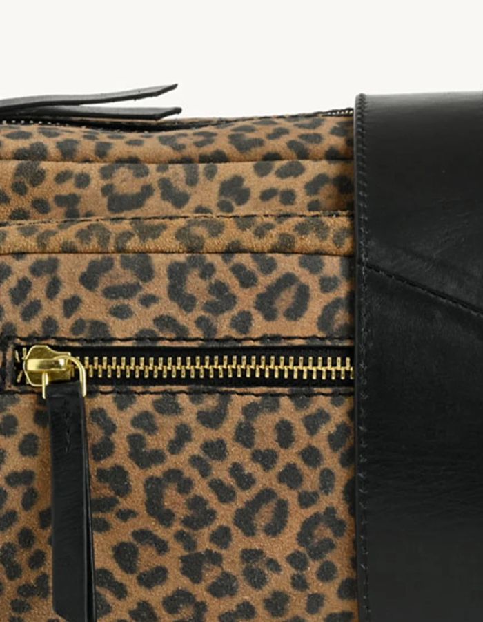 Matière du Petit sac trotteur rectangulaire pour femme en cuir velours imprimé léopard avec pompon en cuir et bandoulière réglable, modèle Clara de LOXWOOD.