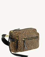 Profil du Petit sac trotteur rectangulaire pour femme en cuir velours imprimé léopard avec pompon en cuir et bandoulière réglable, modèle Clara de LOXWOOD.