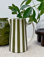 Ambiance déco avec le Grand pichet en céramique à rayures couleur kaki, marque Opjet. Design vintage avec anse et bec verseur, d'une hauteur de 21,3 cm et d'une contenance de 1 litre.