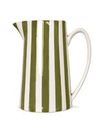 Grand pichet en céramique à rayures couleur kaki, marque Opjet. Design vintage avec anse et bec verseur, d'une hauteur de 21,3 cm et d'une contenance de 1 litre.
