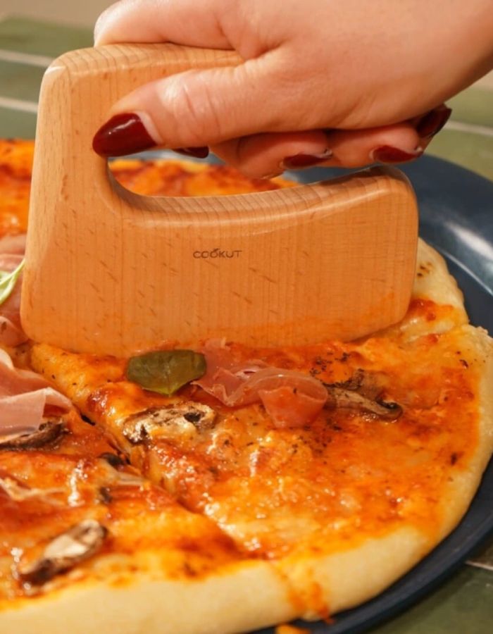 Utilisation avec le Le formidable plat a pizza bleu myrtille cookut 33cm en metal recycle avec coupe pizza en bois