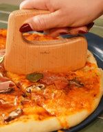 Utilisation avec le Le formidable plat a pizza bleu myrtille cookut 33cm en metal recycle avec coupe pizza en bois