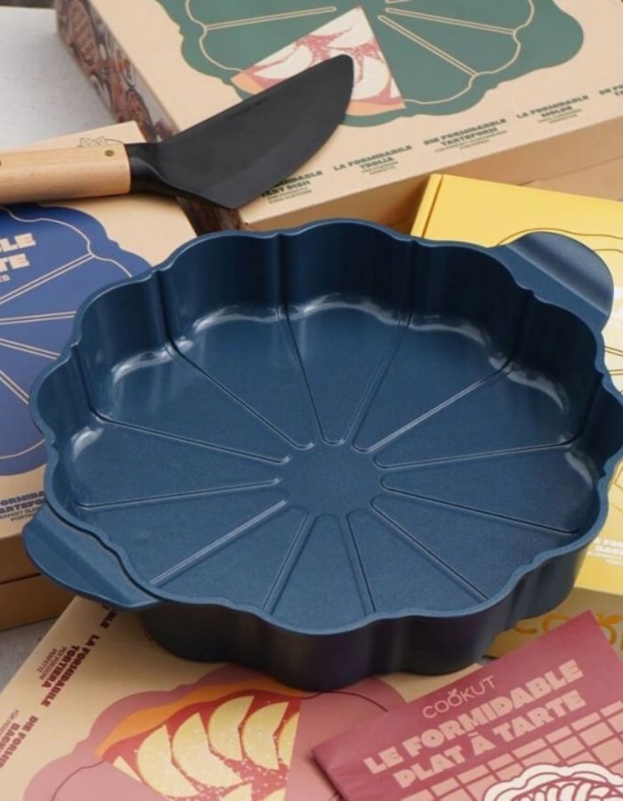 Vue du dessus du Le formidable plat a tarte bleu myrtille cookut 29cm en metal recycle avec coupe tarte