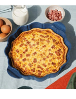 Une bonne quiche avec le Le formidable plat a tarte bleu myrtille cookut 29cm en metal recycle avec coupe tarte